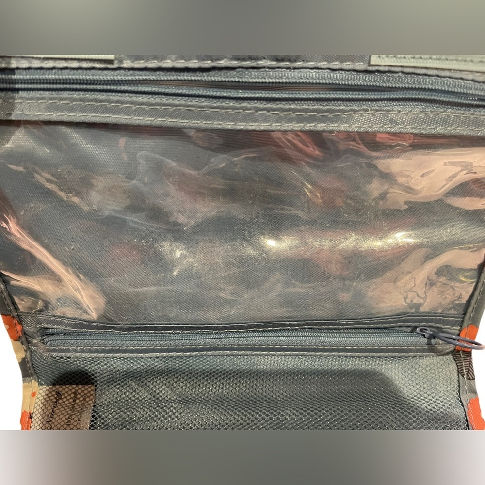 ❤️❤️LAST CHANCE ❤️❤️ Makeup Bag- GUC - several compartments - Picture 9 of 12